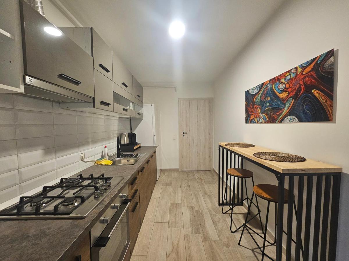 Studio 6 Bukares Bagian luar foto